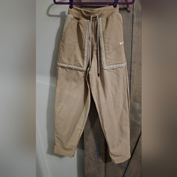 NIKE Women's Sportswear Essential Woven High-Waisted Curve Pants. Tan/cream. XS - Picture 5 of 14